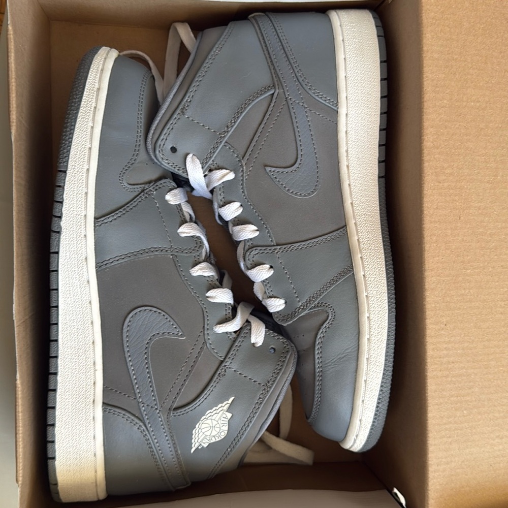Air Jordan 1 Mid Cool Grey & White